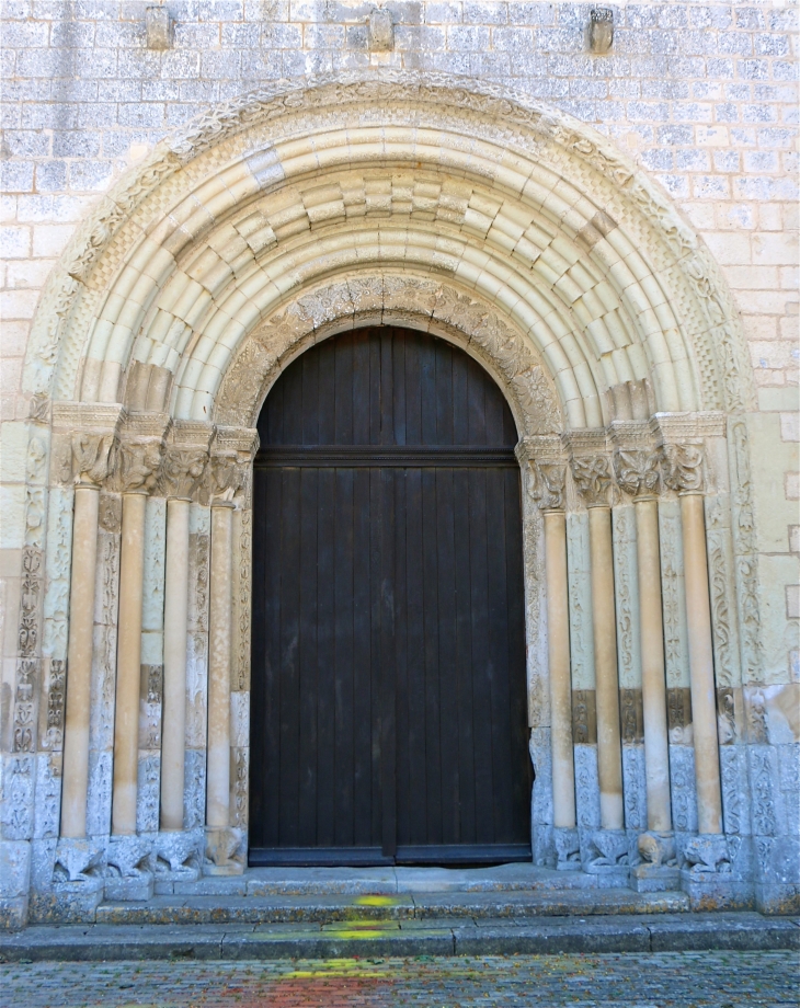 Abbaye Notre Dame : le portail de l'Abbatiale. - Fontgombault