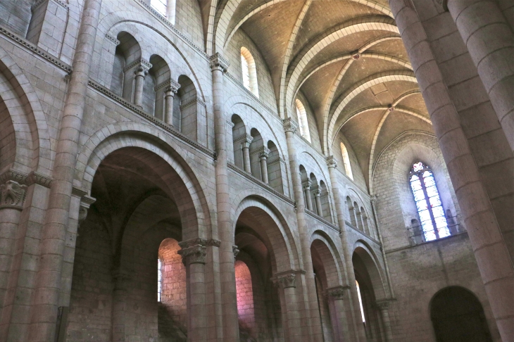 L'église Abbatiale : collatéral de droite. - Fontgombault