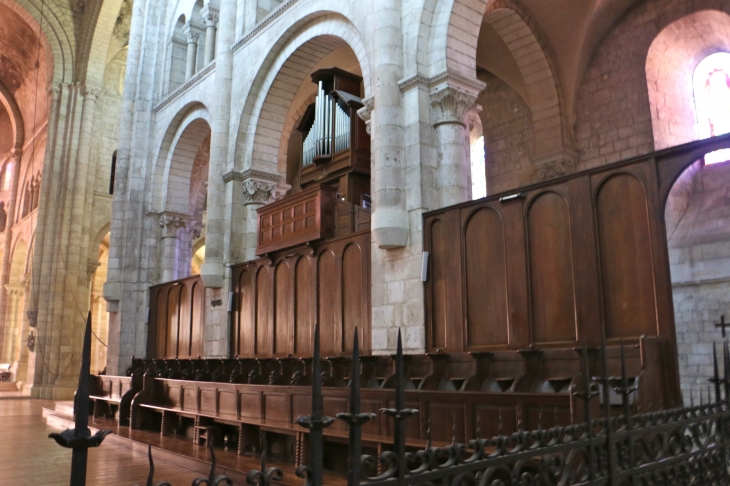 Dans-l-eglise-abbatiale-les-stalles-et-l-orgue - Fontgombault