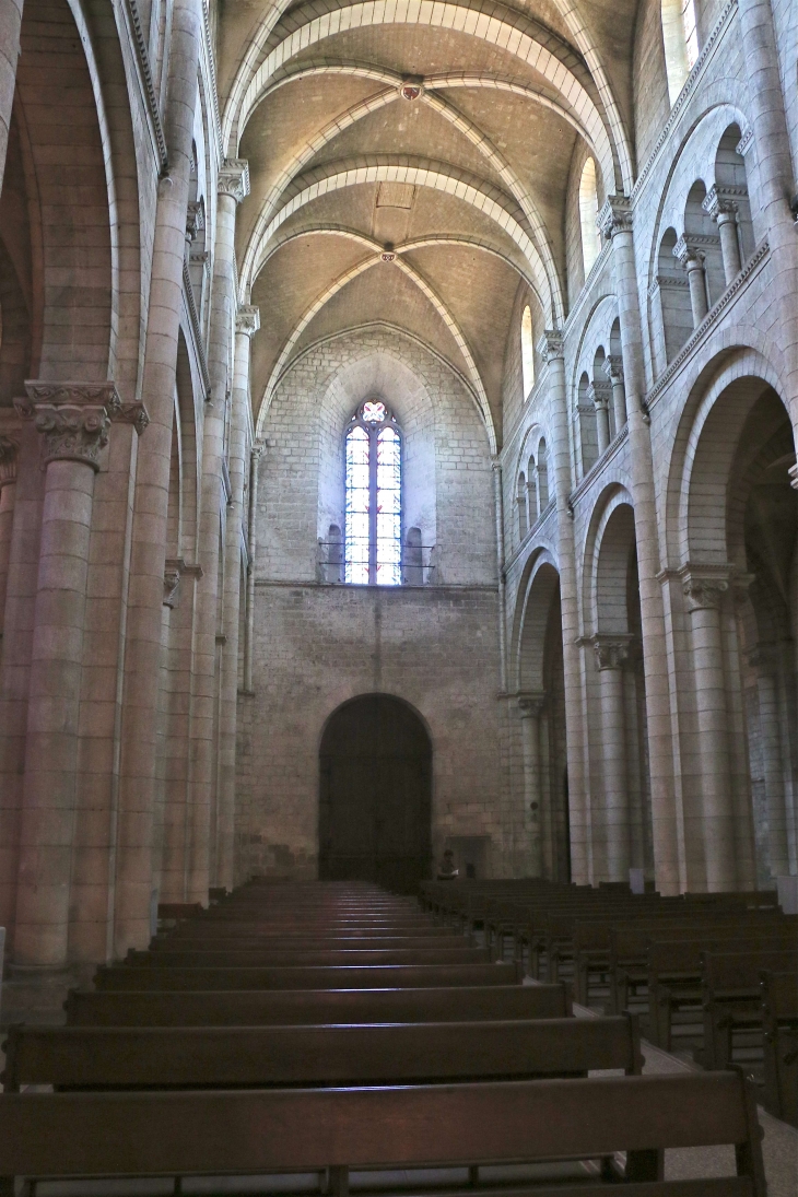 L'église Abbatiale : la nef vers le portail. - Fontgombault