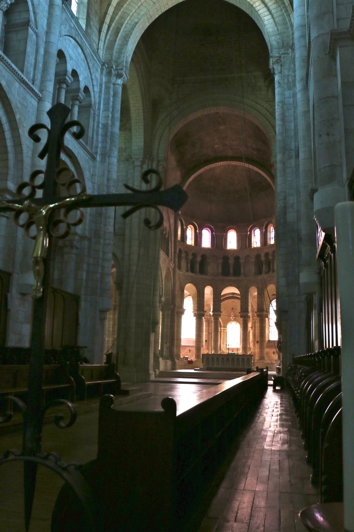 Eglise Abbatiale : vers le choeur. - Fontgombault