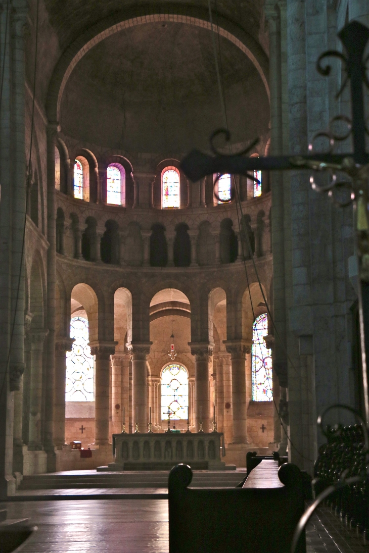 Eglise Abbatiale : le choeur, abside en cul de four. - Fontgombault