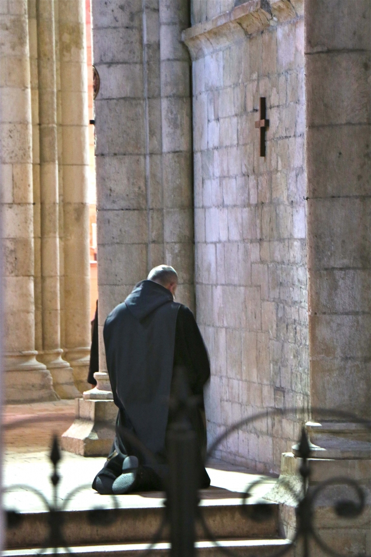 Eglise Abbatiale : Moine en prière. - Fontgombault