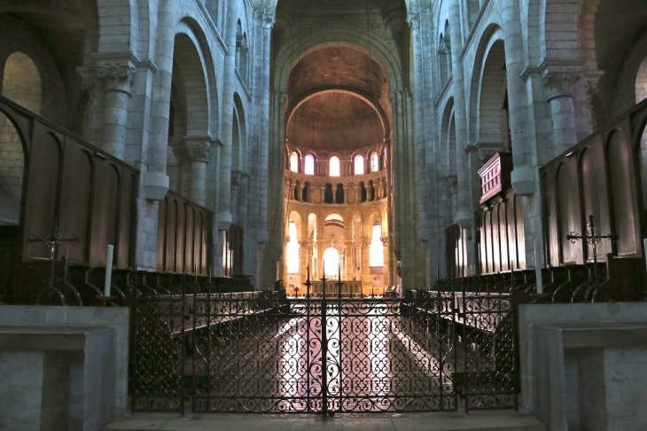 Eglise Abbatiale : vers le choeur. - Fontgombault