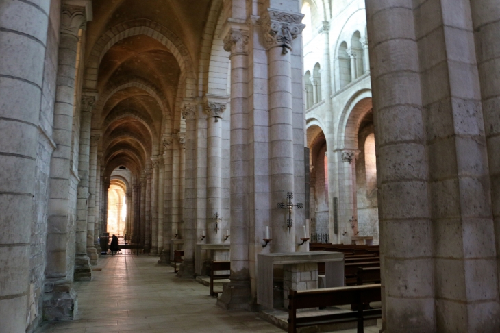 Collatéral de gauche : église Abbatiale. - Fontgombault