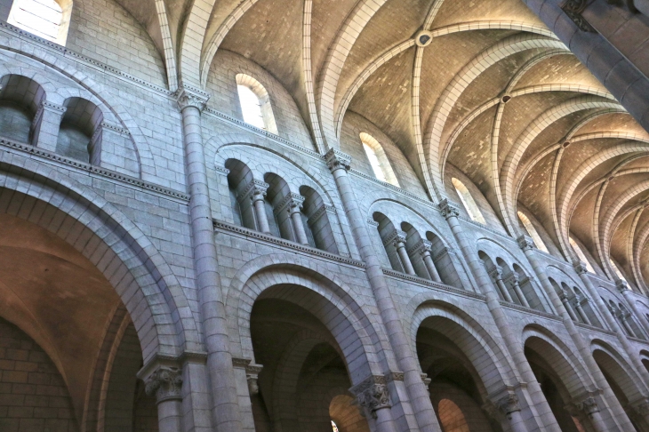 Collatéral de l'église Abbatiale. - Fontgombault