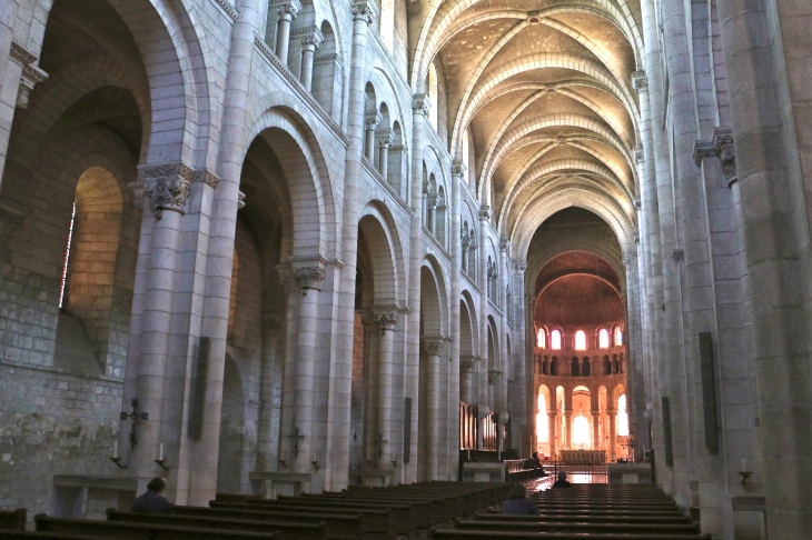 La nef vers le choeur et collatéral de gauche. Eglise Abbatiale. - Fontgombault