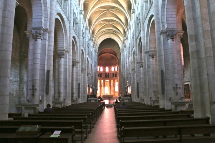 Eglise Abbatiale : la nef vers le choeur. - Fontgombault