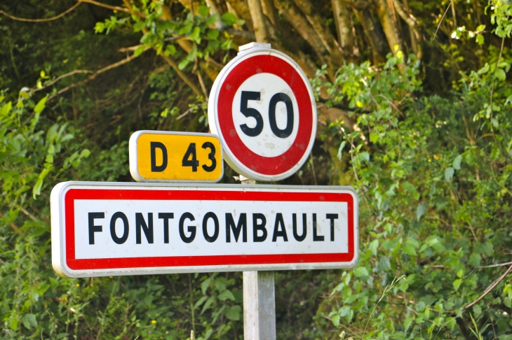 Autrefois : Au Moyen Âge, un petit monastère est fondé par un ermite. Il deviendra l'Abbaye Notre-Dame de Fontgombault.