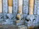 Abbaye Notre Dame : pieds de colonnes sculptées du portail de l'abbatiale.