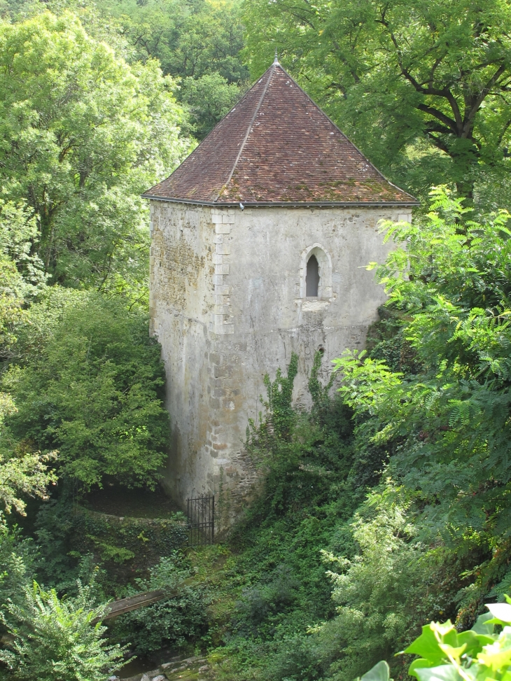 Tour carrée près du château - Gargilesse-Dampierre