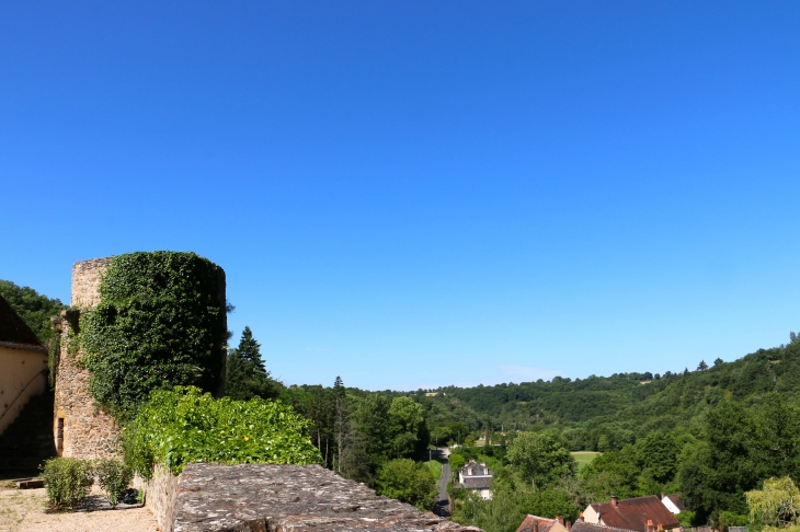 Dans la cour du chateau. - Gargilesse-Dampierre