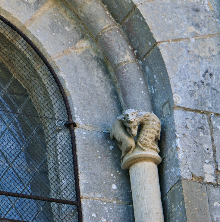 Chapiteau-sculpte-d-une-des-fenetres-de-l-eglise-saint-laurent-et-notre-dame - Gargilesse-Dampierre