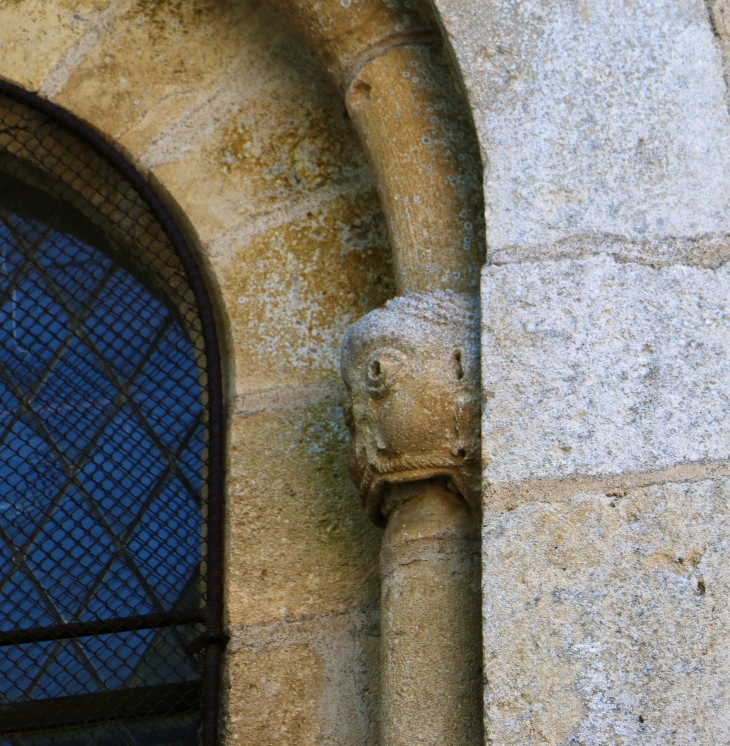 Chapiteau-sculpte-d-une-des-fenetres-de-l-eglise-saint-laurent-et-notre-dame - Gargilesse-Dampierre