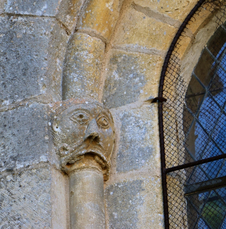 Chapiteau-sculpte-d-une-des-fenetres-de-l-eglise-saint-laurent-et-notre-dame - Gargilesse-Dampierre