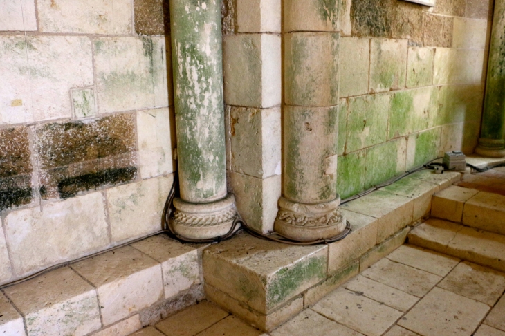 Frise sculptée des colonnes de la nef : église Saint Laurent et Notre Dame. - Gargilesse-Dampierre