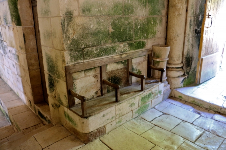 Petit banc près de l'entrée Nord de l'église Saint Laurent et Notre Dame. - Gargilesse-Dampierre