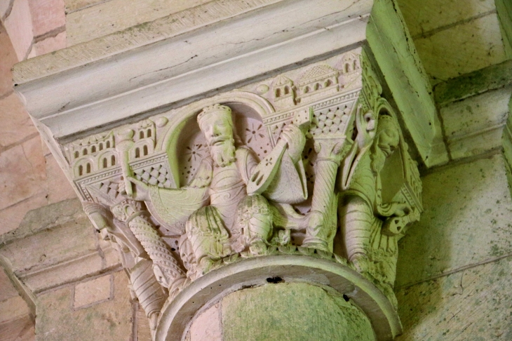 Chapiteau roman-sculpte-de-la-nef-de-l-eglise-saint-laurent-et-notre-dame - Gargilesse-Dampierre