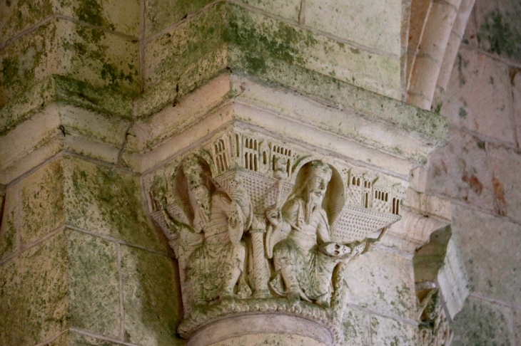 Chapiteau roman-sculpte-de-la-nef-de-l-eglise-saint-laurent-et-notre-dame - Gargilesse-Dampierre