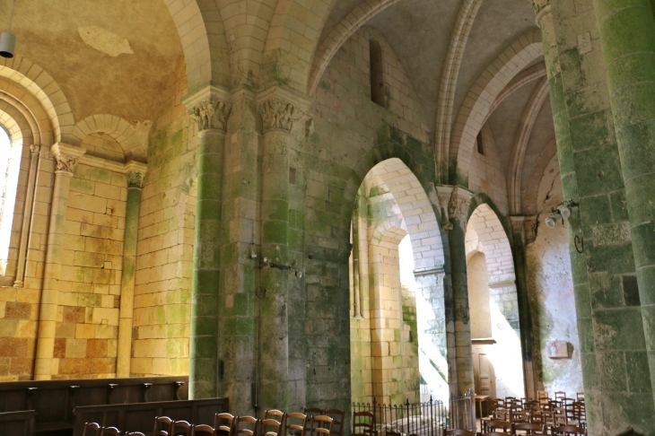 Eglise Saint Laurent et Notre Dame : la nef et le collatéral Sud. - Gargilesse-Dampierre