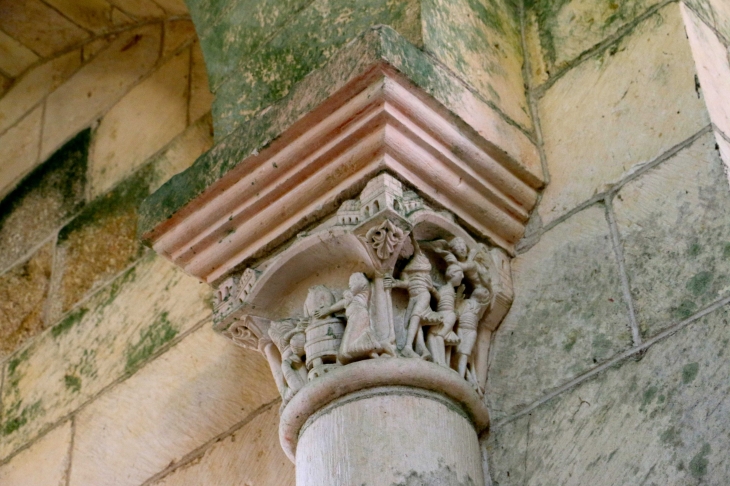 Chapiteau roman-sculpte-de-la-nef-de-l-eglise-saint-laurent-et-notre-dame - Gargilesse-Dampierre