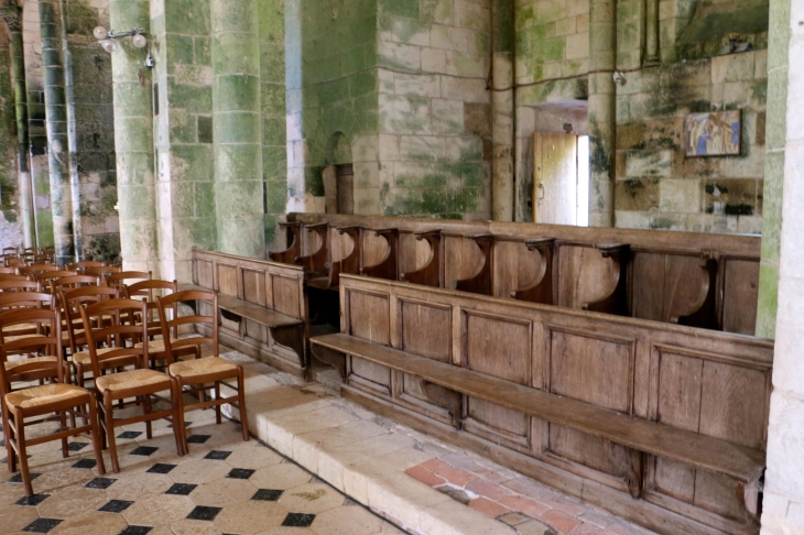 Eglise Saint Laurent et Notre Dame : les stalles dans la nef. - Gargilesse-Dampierre