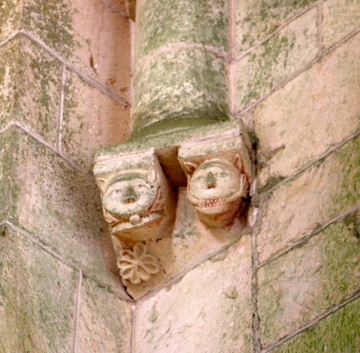 Corbeau dans la nef de l'église Saint Laurent et Notre Dame. - Gargilesse-Dampierre