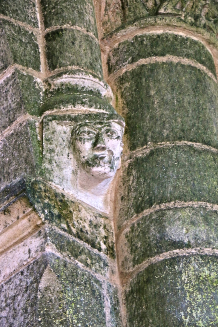 Corbeau dans la nef de l'église Saint Laurent et Notre Dame. - Gargilesse-Dampierre