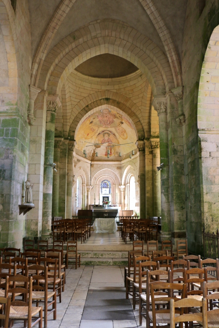 Eglise Saint Laurent et Notre Dame : la nef vers le choeur. - Gargilesse-Dampierre