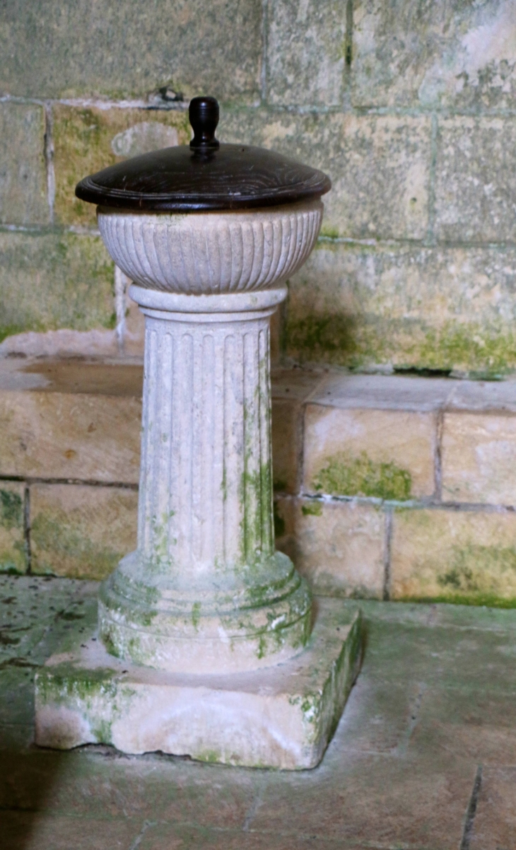 Les fonts baptismaux. - Gargilesse-Dampierre