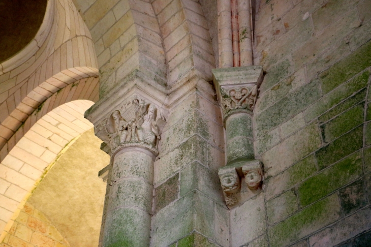 Corbeau et chapiteau sculptés de l'église Saint Laurent et Notre Dame. - Gargilesse-Dampierre