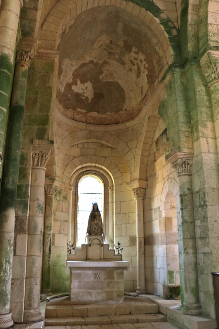 Dans l'absidiole de gauche une petite chapelle. Eglise Saint Laurent et Notre Dame. - Gargilesse-Dampierre