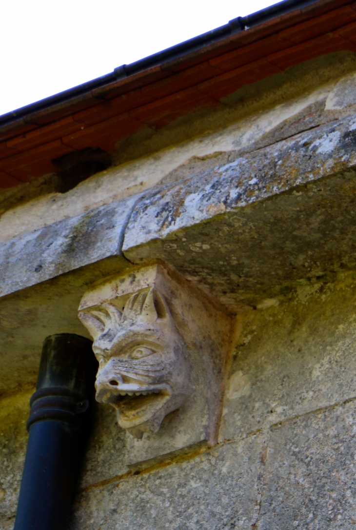 Modillon de la façade nord de l'église Saint Laurent et Notre Dame. - Gargilesse-Dampierre