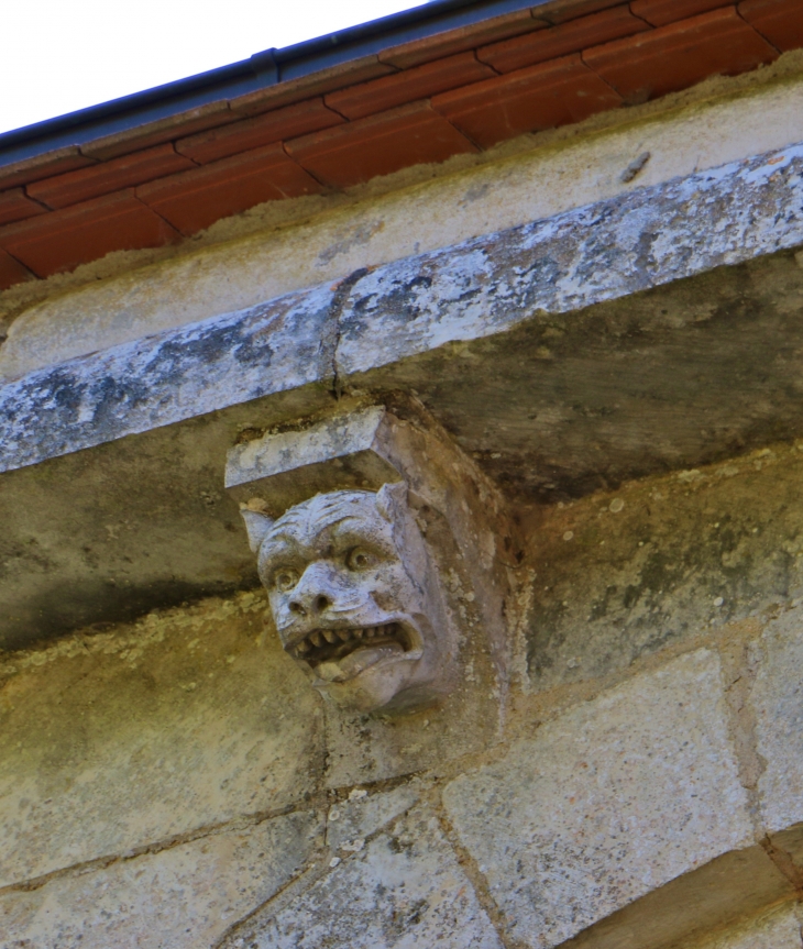 Modillon de la façade nord de l'église Saint Laurent et Notre Dame. - Gargilesse-Dampierre