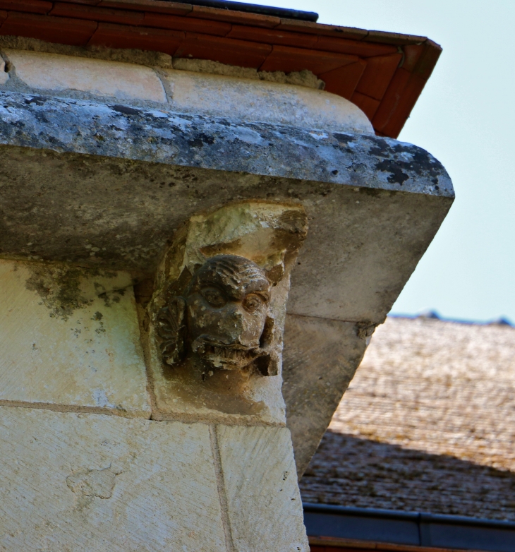 Modillon de la façade nord de l'église Saint Laurent et Notre Dame. - Gargilesse-Dampierre