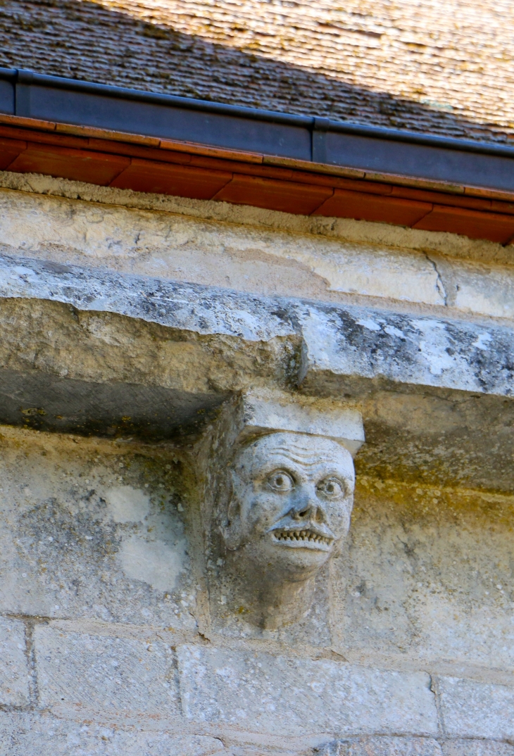 Modillon de la façade nord de l'église Saint Laurent et Notre Dame. - Gargilesse-Dampierre