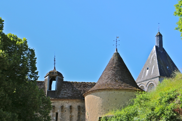 Le chateau et l'église. - Gargilesse-Dampierre