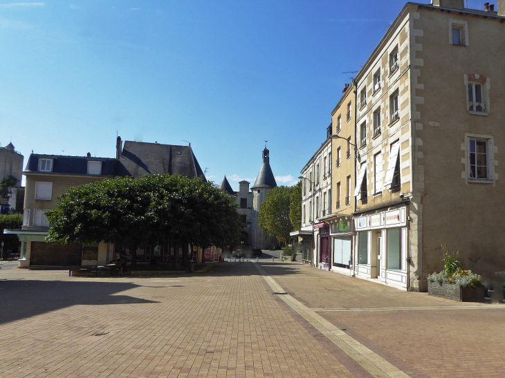 La rue de la République vers la place  et la porte de l'Horologe - Issoudun