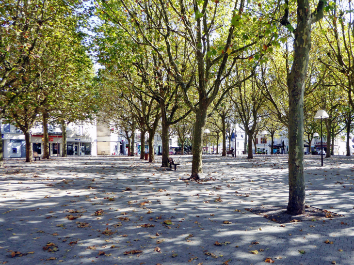 La place du 10 Juin 1944 - Issoudun