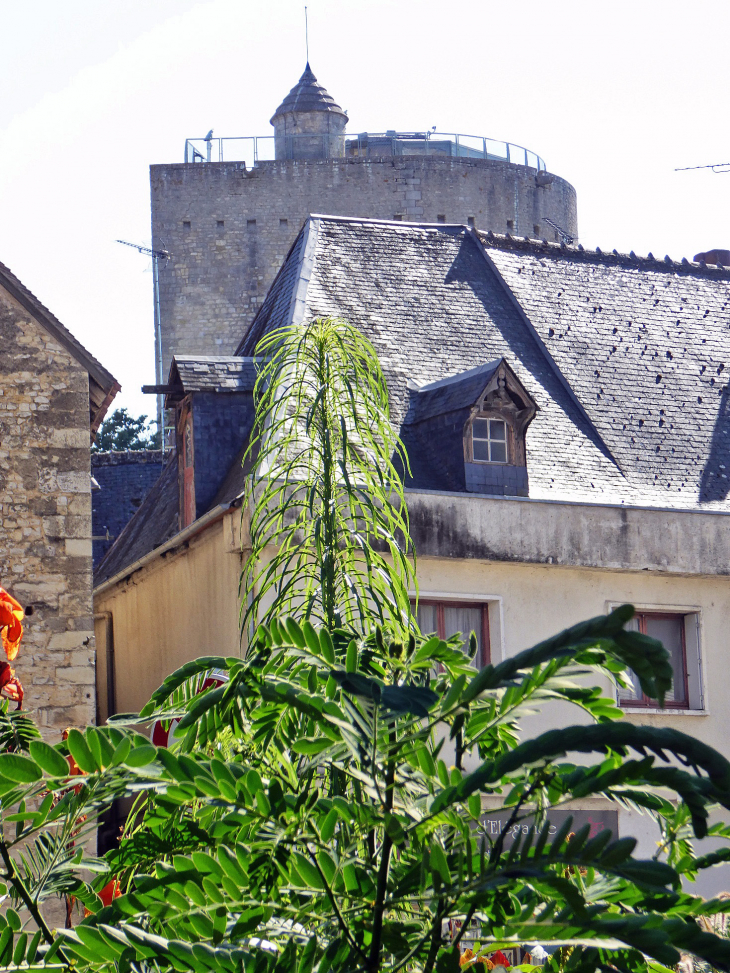 De l'autre côté de la porte de l'horloge : la Tour Blanche - Issoudun