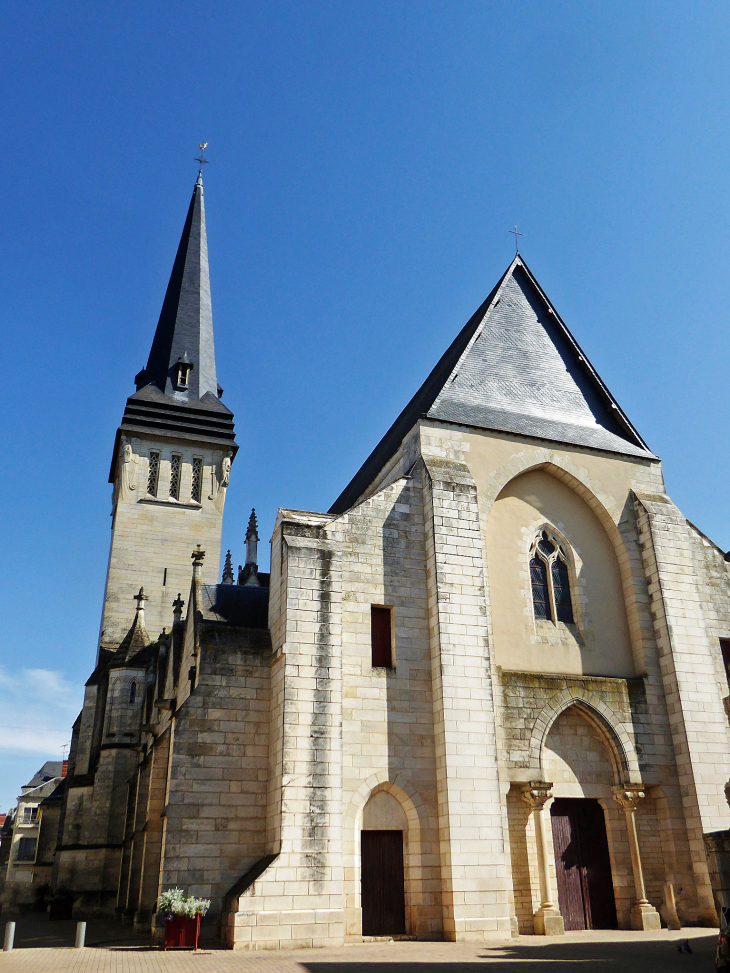 L'entrée de l'église Saint Cyr - Issoudun