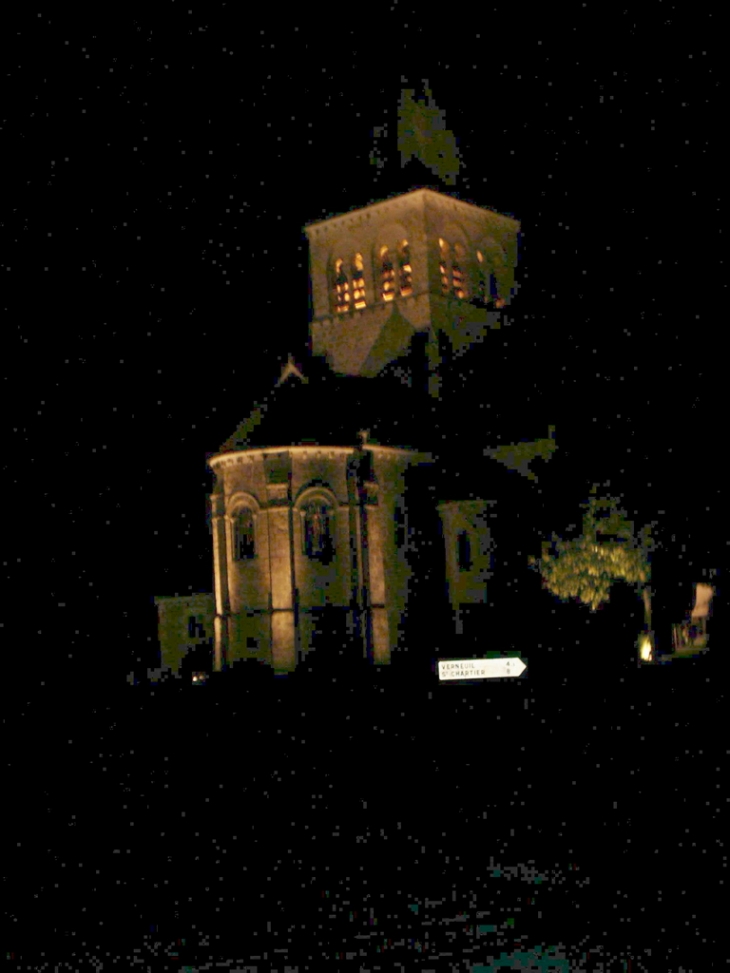 Eglise illuminée la nuit - La Berthenoux