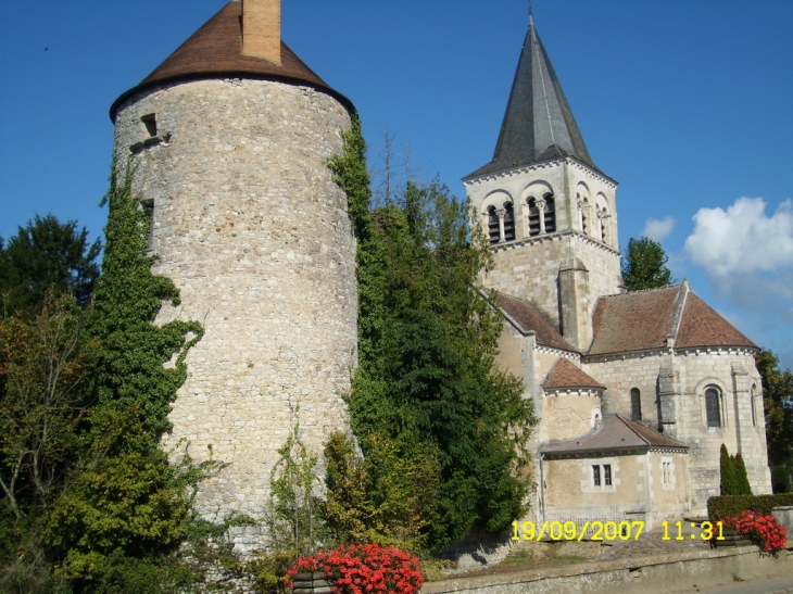 La tour et l'église romane du 12è siècle - La Berthenoux