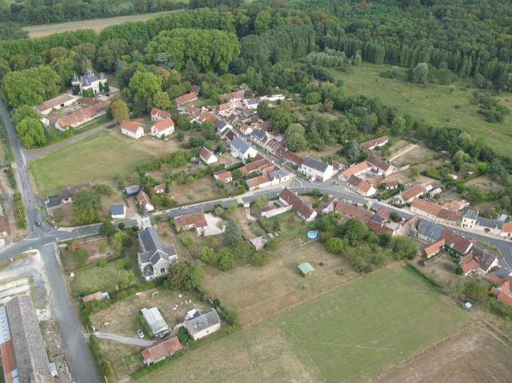 Village d'Entraigues et son Château - Langé