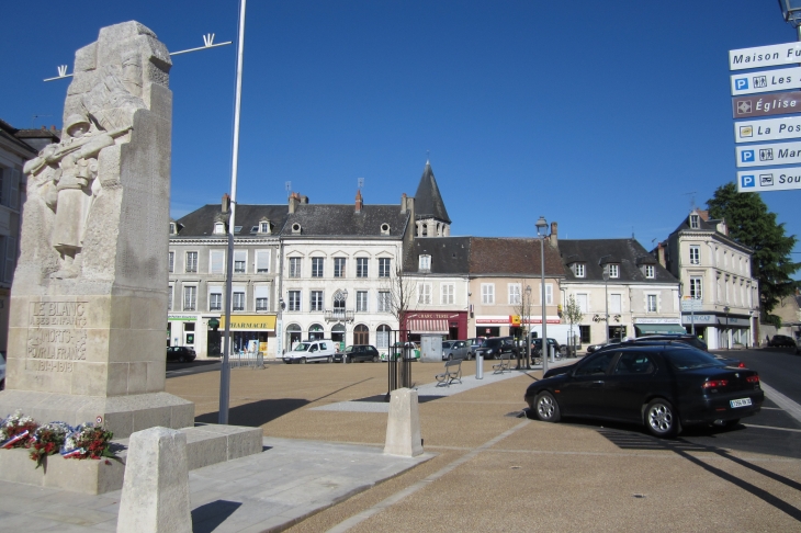 La place André Gasnier, au BLANC (Indre). - Le Blanc