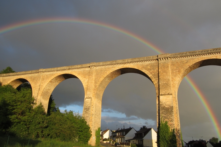 Arc-en-ciel au viaduc du BLANC (Indre). - Le Blanc