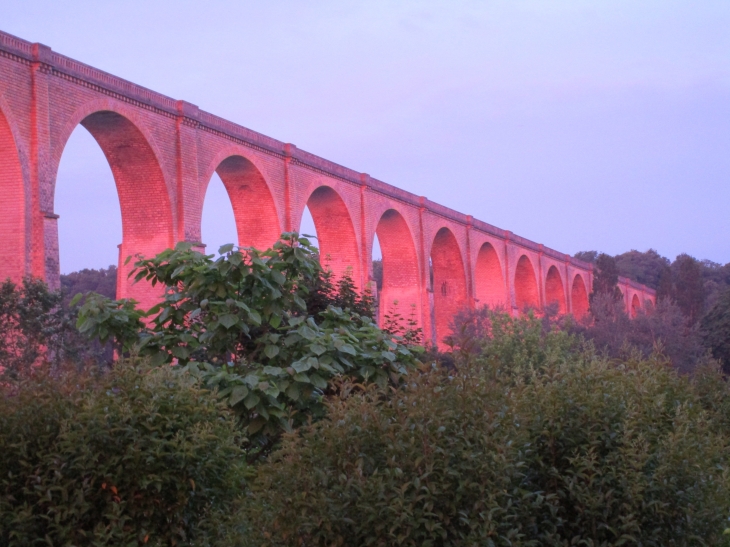 Reflets du soleil levant sur le viaduc du BLANC (Indre). - Le Blanc