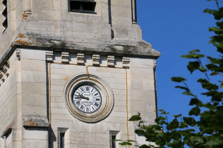 Horloge du clocher de l'église Notre Dame. - Le Menoux