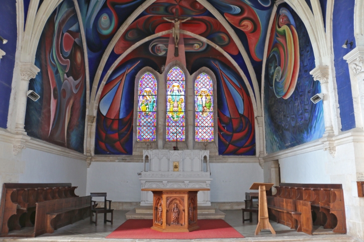 Eglise Notre Dame : fresques modernes exécutées par Jorge Carrasco. Dans la clef de voûte du choeur, dominant les peintures murales, un antique Christ restauré a été mis en place. A droite, Carrasco a représenté les forces positives de la nature, à gauche - Le Menoux