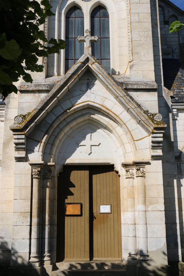 Le portail de l'église Notre Dame. - Le Menoux